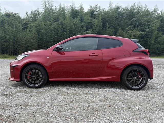 ＧＲヤリス ＲＺ　ハイパフォーマンス　ＢＴオーディオ　追従クルコン　Ｉストップ　ＬＥＤヘッド　ターボ　バックガイドモニター　Ｃソナー　ＡＷＤ　フルオートエアコン　横滑り防止装置付き　スマートキ－　ＡＢＳ付き　パワーウインドウ　キーフリー（14枚目）