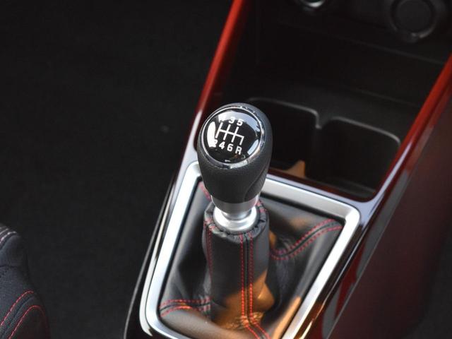 ベースグレード 登録済み未使用車 6MT スズキセーフティサポート クルーズコントロール ステアリングリモコン LEDヘッドライト オートライト フォグライト 純正アルミホイール 革巻きステアリング(27枚目)