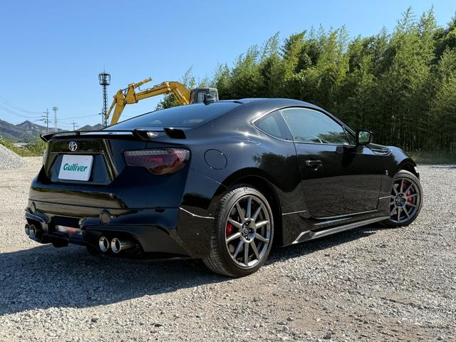 ８６ ＧＴリミテッド　ＴＲＤエアロ（Ｆ　Ｓ　ＲＵ）／ＴＲＤマフラー／ＴＲＤフロントタワーバー／社外ナビ／フルセグＴＶ／Ｂｌｕｅｔｏｏｔｈ接続可／バックカメラ／純正１７インチＡＷ／純正ドラレコ／ＴＲＤプッシュスタート（18枚目）