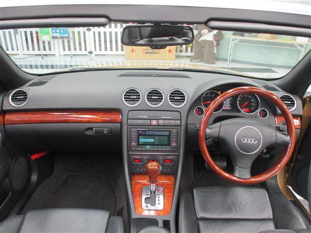 Ａ４カブリオレ ベースグレード　電動オープン　クルーズコントロール　純正ナビ　ＤＶＤ再生可　ＥＴＣ　キセノンヘッドライト　パワーシート　（10枚目）