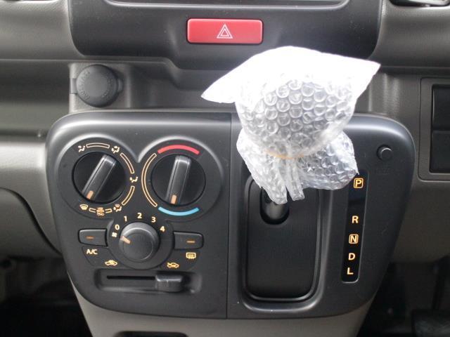 エブリイ ＰＡリミテッド　登録済未使用車　純正オーディオ　　アイドリングストップ　純正ラバーマット　ＵＳＢ入力端子　純正ドアバイザー　スペアキー　保証書　デュアルブレーキサポート　誤発進抑制機能　先行車発進お知らせ機能　ＡＣ（10枚目）