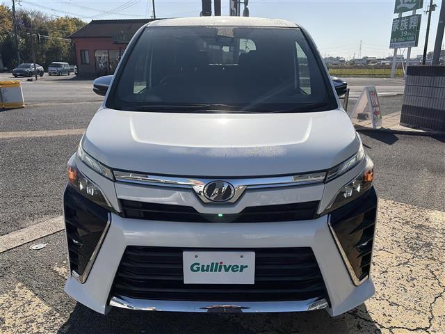 ヴォクシー ＺＳ　煌　地上デジタル　ＳＤナビゲーション　ＴＳＳ　両側パワードア　アイドリングストップ車　パワーウィンド　横滑防止　ブルートゥースオーディオ　Ａライト　ＤＶＤ可　スマートエントリー　Ｂカメラ　３列シート（2枚目）