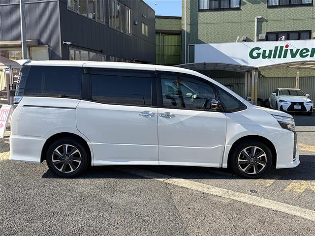 ヴォクシー ＺＳ　煌　地上デジタル　ＳＤナビゲーション　ＴＳＳ　両側パワードア　アイドリングストップ車　パワーウィンド　横滑防止　ブルートゥースオーディオ　Ａライト　ＤＶＤ可　スマートエントリー　Ｂカメラ　３列シート（4枚目）