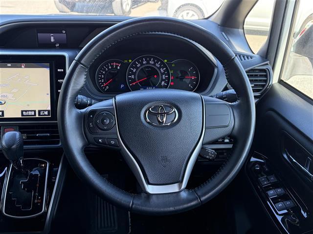 ヴォクシー ＺＳ　煌　地上デジタル　ＳＤナビゲーション　ＴＳＳ　両側パワードア　アイドリングストップ車　パワーウィンド　横滑防止　ブルートゥースオーディオ　Ａライト　ＤＶＤ可　スマートエントリー　Ｂカメラ　３列シート（7枚目）