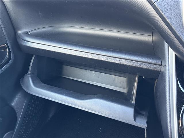 ヴォクシー ＺＳ　煌　地上デジタル　ＳＤナビゲーション　ＴＳＳ　両側パワードア　アイドリングストップ車　パワーウィンド　横滑防止　ブルートゥースオーディオ　Ａライト　ＤＶＤ可　スマートエントリー　Ｂカメラ　３列シート（32枚目）