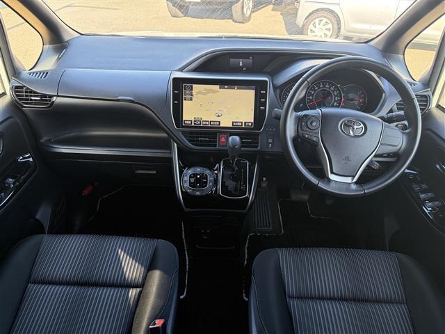 ヴォクシー ＺＳ　煌　地上デジタル　ＳＤナビゲーション　ＴＳＳ　両側パワードア　アイドリングストップ車　パワーウィンド　横滑防止　ブルートゥースオーディオ　Ａライト　ＤＶＤ可　スマートエントリー　Ｂカメラ　３列シート（38枚目）