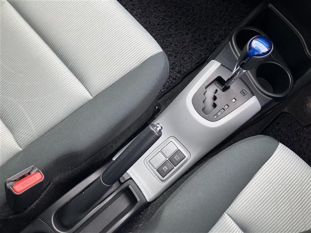 アクア Ｓ　スマートキープッシュスタート　ＢＬＵＥＴＯＯＴＨ　キーレスエントリ　オートライト　ナビ＆ＴＶ　オートエアコン　デュアルエアバック　ＥＳＣ　パワーウィンドウ　ＥＴＣ　ＳＲＳ　ワンセグＴＶ　ＡＢＳ（7枚目）