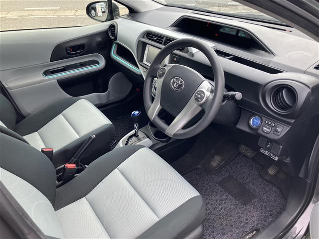 アクア Ｓ　スマートキープッシュスタート　ＢＬＵＥＴＯＯＴＨ　キーレスエントリ　オートライト　ナビ＆ＴＶ　オートエアコン　デュアルエアバック　ＥＳＣ　パワーウィンドウ　ＥＴＣ　ＳＲＳ　ワンセグＴＶ　ＡＢＳ（8枚目）