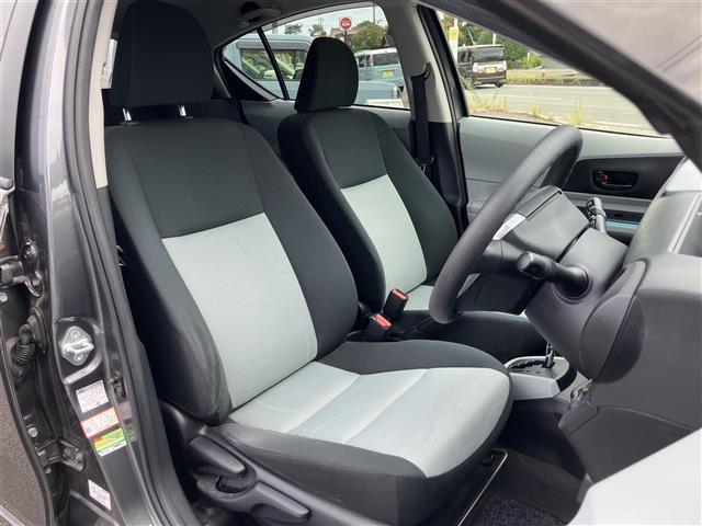 アクア Ｓ　スマートキープッシュスタート　ＢＬＵＥＴＯＯＴＨ　キーレスエントリ　オートライト　ナビ＆ＴＶ　オートエアコン　デュアルエアバック　ＥＳＣ　パワーウィンドウ　ＥＴＣ　ＳＲＳ　ワンセグＴＶ　ＡＢＳ（9枚目）