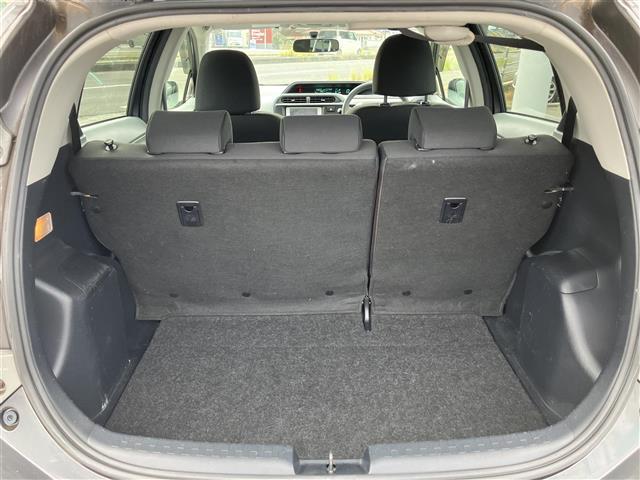 アクア Ｓ　スマートキープッシュスタート　ＢＬＵＥＴＯＯＴＨ　キーレスエントリ　オートライト　ナビ＆ＴＶ　オートエアコン　デュアルエアバック　ＥＳＣ　パワーウィンドウ　ＥＴＣ　ＳＲＳ　ワンセグＴＶ　ＡＢＳ（16枚目）