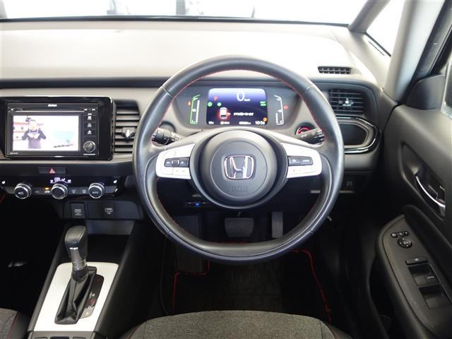 フィット ｅ：ＨＥＶホーム　２０周年特別仕様車　カーサ　ＬＫＡＳ　ＢＴ接続　ＴＶ　シートヒーター　横滑り防止装置　オートライト　ＥＴＣ　ＬＥＤヘッドライト　ドライブレコーダー　スマキー　サイドエアバック　盗難防止システム　アイドリングストップ　ＡＡＣ（2枚目）