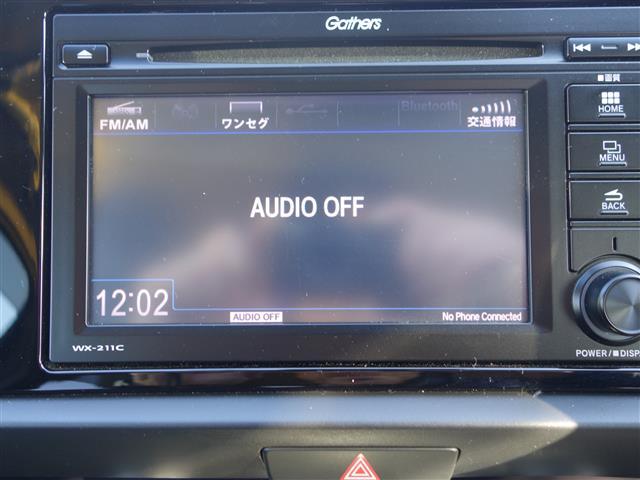 フィット ｅ：ＨＥＶホーム　２０周年特別仕様車　カーサ　ＬＫＡＳ　ＢＴ接続　ＴＶ　シートヒーター　横滑り防止装置　オートライト　ＥＴＣ　ＬＥＤヘッドライト　ドライブレコーダー　スマキー　サイドエアバック　盗難防止システム　アイドリングストップ　ＡＡＣ（4枚目）