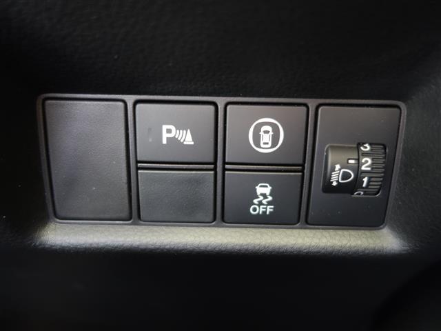 フィット ｅ：ＨＥＶホーム　２０周年特別仕様車　カーサ　ＬＫＡＳ　ＢＴ接続　ＴＶ　シートヒーター　横滑り防止装置　オートライト　ＥＴＣ　ＬＥＤヘッドライト　ドライブレコーダー　スマキー　サイドエアバック　盗難防止システム　アイドリングストップ　ＡＡＣ（7枚目）