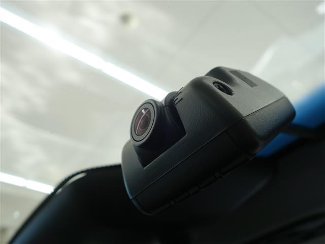 フィット ｅ：ＨＥＶホーム　２０周年特別仕様車　カーサ　ＬＫＡＳ　ＢＴ接続　ＴＶ　シートヒーター　横滑り防止装置　オートライト　ＥＴＣ　ＬＥＤヘッドライト　ドライブレコーダー　スマキー　サイドエアバック　盗難防止システム　アイドリングストップ　ＡＡＣ（13枚目）