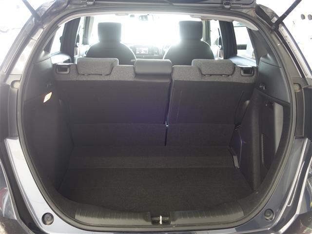 フィット ｅ：ＨＥＶホーム　２０周年特別仕様車　カーサ　ＬＫＡＳ　ＢＴ接続　ＴＶ　シートヒーター　横滑り防止装置　オートライト　ＥＴＣ　ＬＥＤヘッドライト　ドライブレコーダー　スマキー　サイドエアバック　盗難防止システム　アイドリングストップ　ＡＡＣ（17枚目）