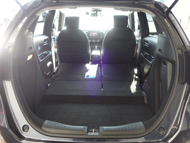 フィット ｅ：ＨＥＶホーム　２０周年特別仕様車　カーサ　ＬＫＡＳ　ＢＴ接続　ＴＶ　シートヒーター　横滑り防止装置　オートライト　ＥＴＣ　ＬＥＤヘッドライト　ドライブレコーダー　スマキー　サイドエアバック　盗難防止システム　アイドリングストップ　ＡＡＣ（18枚目）