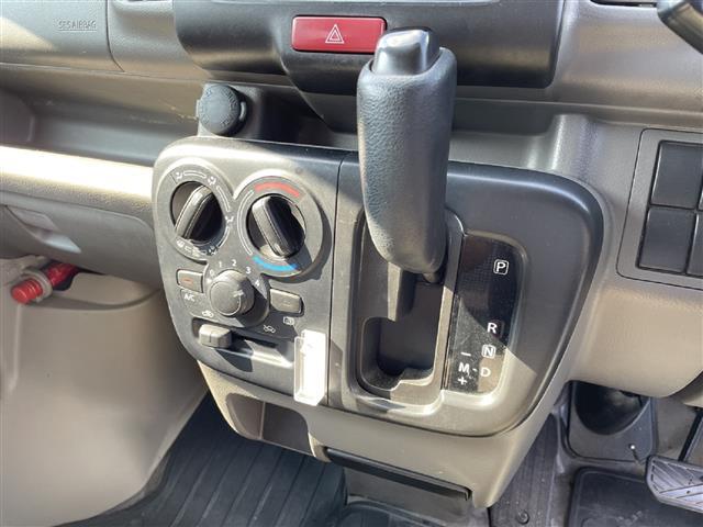 ＮＶ１００クリッパーバン ＤＸ　ハイルーフ　５ＡＧＳ車　純正ラジオ　集中ドアロック　ヘッドライトレベライザー　純正ゴムフロアマット　純正ドアバイザー（2枚目）