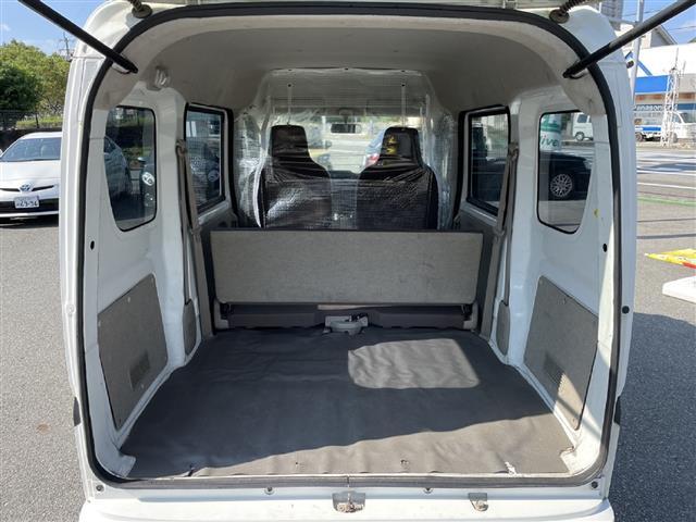 ＮＶ１００クリッパーバン ＤＸ　ハイルーフ　５ＡＧＳ車　純正ラジオ　集中ドアロック　ヘッドライトレベライザー　純正ゴムフロアマット　純正ドアバイザー（5枚目）