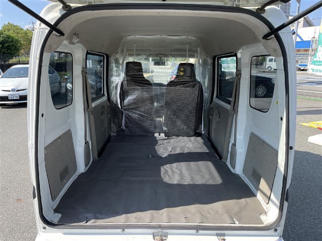ＮＶ１００クリッパーバン ＤＸ　ハイルーフ　５ＡＧＳ車　純正ラジオ　集中ドアロック　ヘッドライトレベライザー　純正ゴムフロアマット　純正ドアバイザー（6枚目）