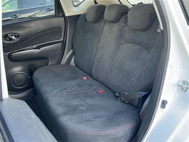 ノート ニスモ　ワンオーナー　保証書　取扱説明書　純正ナビ　ＴＶ／ＣＤ／ＤＶＤ／Ｂｌｕｅｔｏｏｔｈ　バックカメラ　アイドリングストップ　オートライト　フォグライト　ドアバイザー　純正フロアマット　電動ミラー　ＥＴＣ（24枚目）