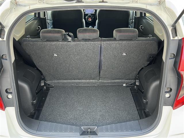ノート ニスモ　ワンオーナー　保証書　取扱説明書　純正ナビ　ＴＶ／ＣＤ／ＤＶＤ／Ｂｌｕｅｔｏｏｔｈ　バックカメラ　アイドリングストップ　オートライト　フォグライト　ドアバイザー　純正フロアマット　電動ミラー　ＥＴＣ（27枚目）