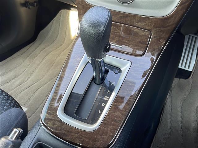 シルフィ Ｇ　純正ナビ／ＣＤ／ＳＤ／フルセグ　Ｂカメラ　純正ＨＩＤ　純正フォグ　オートライト　純正１６インチＡＷ　革巻ステア　横滑り防止　スマートキー　ドラレコ　フロアマット　ドアバイザー　ＥＴＣ（5枚目）