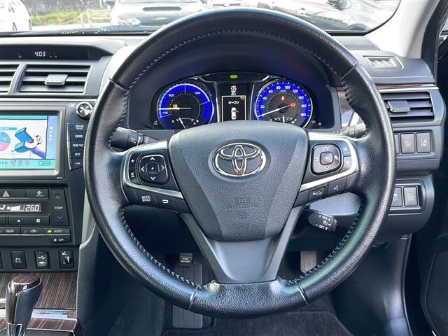 カムリ ハイブリッド　レザーパッケージ　純正ナビ／ＤＶＤ／ＢＤ／ＳＤ／ＭＳＶ／ＢＴ／ＵＳＢ／ＡＵＸ　純正フルセグ　Ｂカメラ　黒革　前席パワーシート　前席シートヒーター　純正ＨＩＤ　純正フォグ　オートライト　社外１８インチＡＷ　革巻ステア（2枚目）