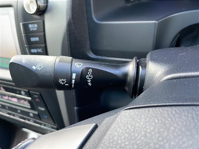 カムリ ハイブリッド　レザーパッケージ　純正ナビ／ＤＶＤ／ＢＤ／ＳＤ／ＭＳＶ／ＢＴ／ＵＳＢ／ＡＵＸ　純正フルセグ　Ｂカメラ　黒革　前席パワーシート　前席シートヒーター　純正ＨＩＤ　純正フォグ　オートライト　社外１８インチＡＷ　革巻ステア（6枚目）