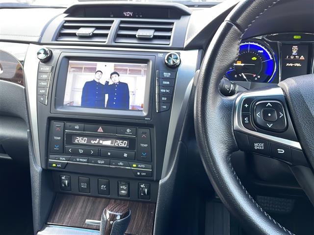 カムリ ハイブリッド　レザーパッケージ　純正ナビ／ＤＶＤ／ＢＤ／ＳＤ／ＭＳＶ／ＢＴ／ＵＳＢ／ＡＵＸ　純正フルセグ　Ｂカメラ　黒革　前席パワーシート　前席シートヒーター　純正ＨＩＤ　純正フォグ　オートライト　社外１８インチＡＷ　革巻ステア（9枚目）