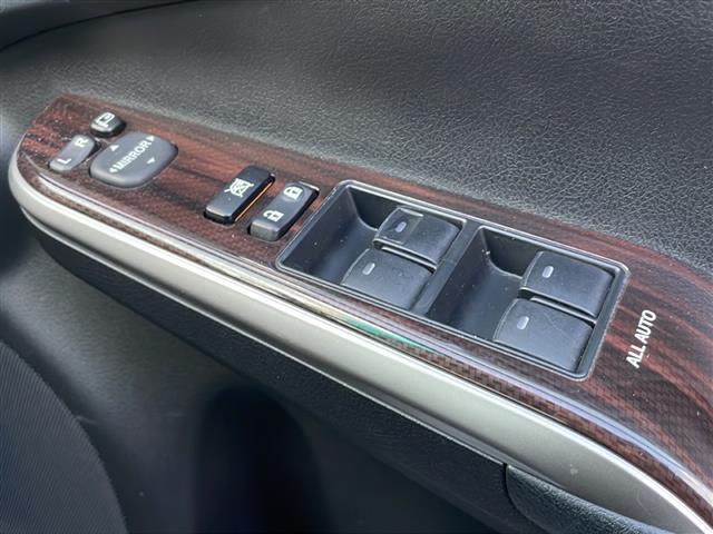 カムリ ハイブリッド　レザーパッケージ　純正ナビ／ＤＶＤ／ＢＤ／ＳＤ／ＭＳＶ／ＢＴ／ＵＳＢ／ＡＵＸ　純正フルセグ　Ｂカメラ　黒革　前席パワーシート　前席シートヒーター　純正ＨＩＤ　純正フォグ　オートライト　社外１８インチＡＷ　革巻ステア（13枚目）