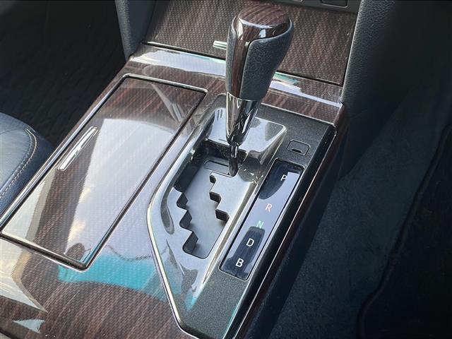 カムリ ハイブリッド　レザーパッケージ　純正ナビ／ＤＶＤ／ＢＤ／ＳＤ／ＭＳＶ／ＢＴ／ＵＳＢ／ＡＵＸ　純正フルセグ　Ｂカメラ　黒革　前席パワーシート　前席シートヒーター　純正ＨＩＤ　純正フォグ　オートライト　社外１８インチＡＷ　革巻ステア（14枚目）