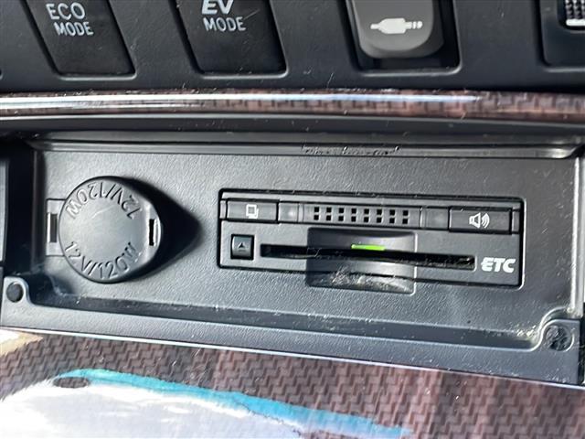 カムリ ハイブリッド　レザーパッケージ　純正ナビ／ＤＶＤ／ＢＤ／ＳＤ／ＭＳＶ／ＢＴ／ＵＳＢ／ＡＵＸ　純正フルセグ　Ｂカメラ　黒革　前席パワーシート　前席シートヒーター　純正ＨＩＤ　純正フォグ　オートライト　社外１８インチＡＷ　革巻ステア（18枚目）