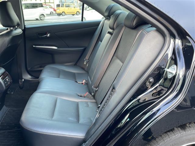 カムリ ハイブリッド　レザーパッケージ　純正ナビ／ＤＶＤ／ＢＤ／ＳＤ／ＭＳＶ／ＢＴ／ＵＳＢ／ＡＵＸ　純正フルセグ　Ｂカメラ　黒革　前席パワーシート　前席シートヒーター　純正ＨＩＤ　純正フォグ　オートライト　社外１８インチＡＷ　革巻ステア（20枚目）