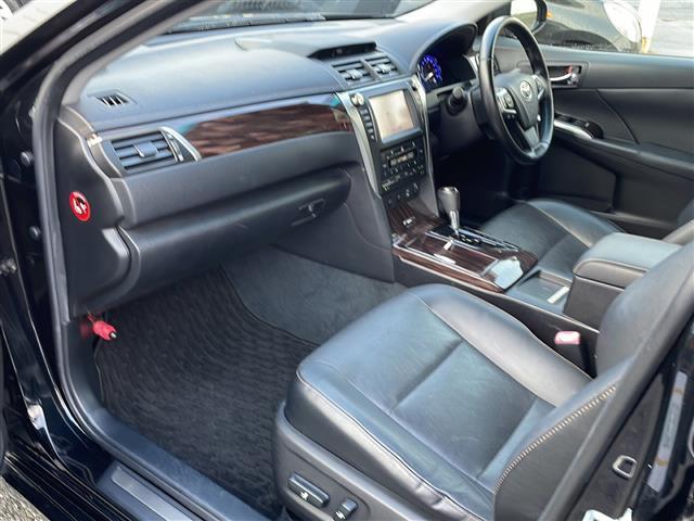 カムリ ハイブリッド　レザーパッケージ　純正ナビ／ＤＶＤ／ＢＤ／ＳＤ／ＭＳＶ／ＢＴ／ＵＳＢ／ＡＵＸ　純正フルセグ　Ｂカメラ　黒革　前席パワーシート　前席シートヒーター　純正ＨＩＤ　純正フォグ　オートライト　社外１８インチＡＷ　革巻ステア（21枚目）