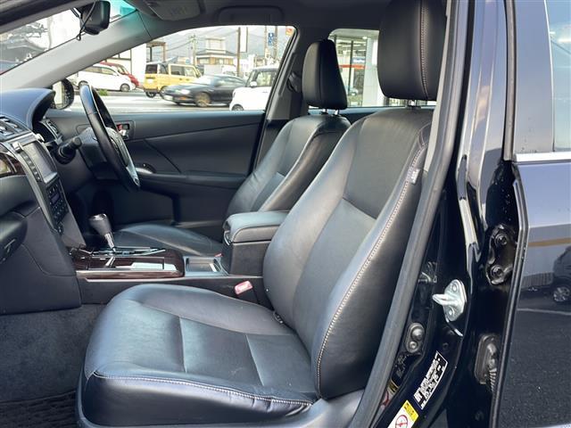 カムリ ハイブリッド　レザーパッケージ　純正ナビ／ＤＶＤ／ＢＤ／ＳＤ／ＭＳＶ／ＢＴ／ＵＳＢ／ＡＵＸ　純正フルセグ　Ｂカメラ　黒革　前席パワーシート　前席シートヒーター　純正ＨＩＤ　純正フォグ　オートライト　社外１８インチＡＷ　革巻ステア（23枚目）