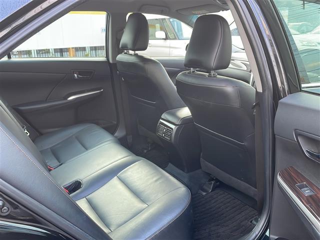 カムリ ハイブリッド　レザーパッケージ　純正ナビ／ＤＶＤ／ＢＤ／ＳＤ／ＭＳＶ／ＢＴ／ＵＳＢ／ＡＵＸ　純正フルセグ　Ｂカメラ　黒革　前席パワーシート　前席シートヒーター　純正ＨＩＤ　純正フォグ　オートライト　社外１８インチＡＷ　革巻ステア（24枚目）