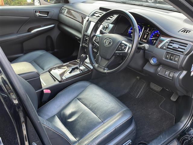 カムリ ハイブリッド　レザーパッケージ　純正ナビ／ＤＶＤ／ＢＤ／ＳＤ／ＭＳＶ／ＢＴ／ＵＳＢ／ＡＵＸ　純正フルセグ　Ｂカメラ　黒革　前席パワーシート　前席シートヒーター　純正ＨＩＤ　純正フォグ　オートライト　社外１８インチＡＷ　革巻ステア（25枚目）