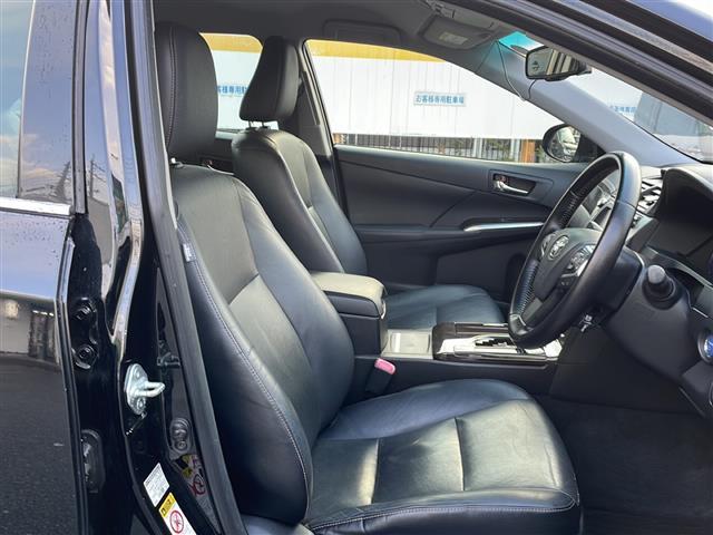 カムリ ハイブリッド　レザーパッケージ　純正ナビ／ＤＶＤ／ＢＤ／ＳＤ／ＭＳＶ／ＢＴ／ＵＳＢ／ＡＵＸ　純正フルセグ　Ｂカメラ　黒革　前席パワーシート　前席シートヒーター　純正ＨＩＤ　純正フォグ　オートライト　社外１８インチＡＷ　革巻ステア（26枚目）