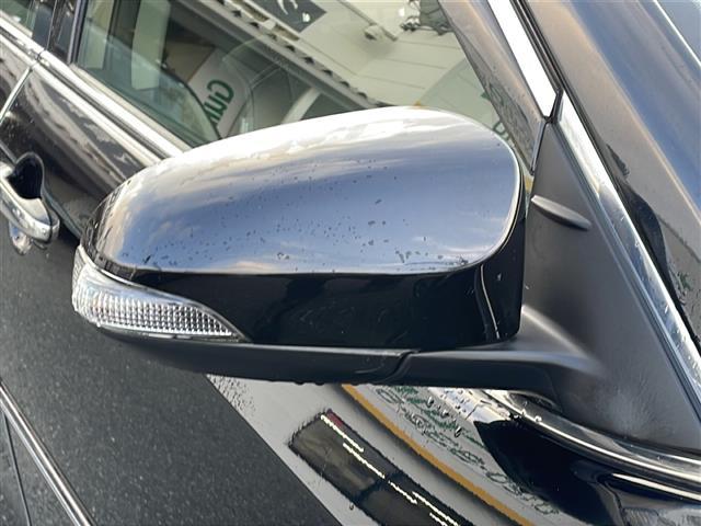 カムリ ハイブリッド　レザーパッケージ　純正ナビ／ＤＶＤ／ＢＤ／ＳＤ／ＭＳＶ／ＢＴ／ＵＳＢ／ＡＵＸ　純正フルセグ　Ｂカメラ　黒革　前席パワーシート　前席シートヒーター　純正ＨＩＤ　純正フォグ　オートライト　社外１８インチＡＷ　革巻ステア（34枚目）