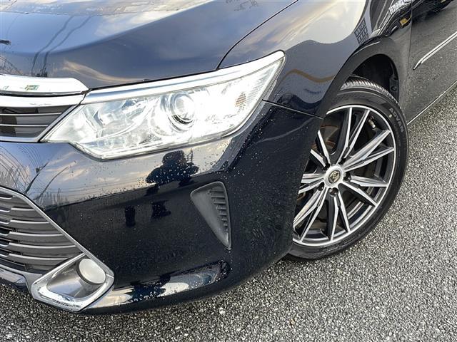 カムリ ハイブリッド　レザーパッケージ　純正ナビ／ＤＶＤ／ＢＤ／ＳＤ／ＭＳＶ／ＢＴ／ＵＳＢ／ＡＵＸ　純正フルセグ　Ｂカメラ　黒革　前席パワーシート　前席シートヒーター　純正ＨＩＤ　純正フォグ　オートライト　社外１８インチＡＷ　革巻ステア（39枚目）