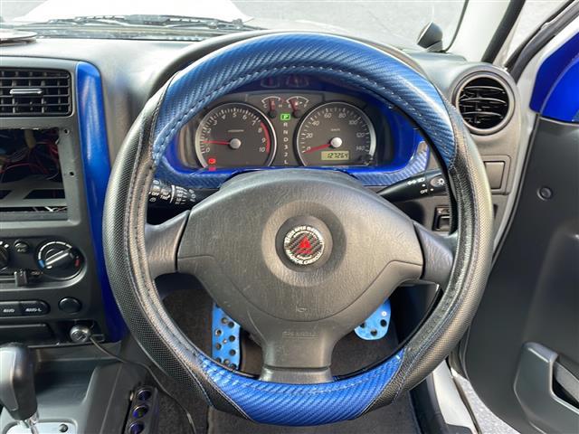 ジムニー ＸＣ　リフトアップ２インチ　社外１６インチＡＷ　社外バンパー　社外ヘッドライト　社外フォグランプ　社外テールランプ　社外カーボンボンネット　社外グリル　社外マフラー　純正キーレス　純正フロアマット（3枚目）