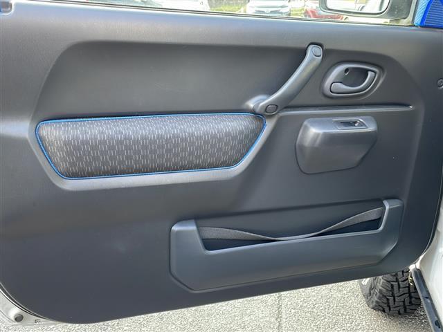 ジムニー ＸＣ　リフトアップ２インチ　社外１６インチＡＷ　社外バンパー　社外ヘッドライト　社外フォグランプ　社外テールランプ　社外カーボンボンネット　社外グリル　社外マフラー　純正キーレス　純正フロアマット（19枚目）