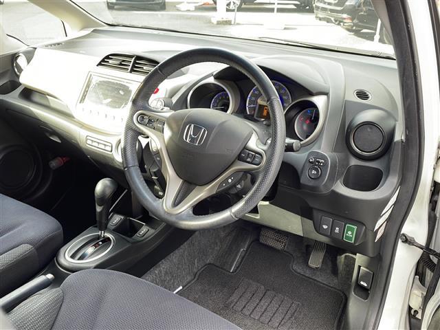 フィットハイブリッド ナビプレミアムセレクション 純正ナビ/DVD/MSV/ワンセグ Bカメラ 純正HID オートライト 純正15インチAW 革巻きステア ステアリングスイッチ パドルシフト クルコン 前席シートヒーター スマートキー ETC(22枚目)