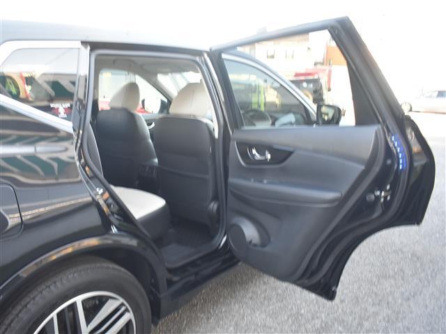 エクストレイル モード・プレミア　ハイコントラストインテリア　９インチナビ　アラウンドビュー　ＥＴＣ　アイドリングストップ　パワーウィンドウ　フルセグＴＶ　衝突被害軽減システム　ＬＥＤヘッドランプ　レザーシート　４ＷＤ　パワーバックドア　スマートキー　ＥＴＣ（29枚目）