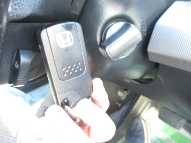 フリードハイブリッド ジャストセレクション オートクルーズコントロール スマートキー 電動スライドドア ディスプレイオーディオ ETC ECON機能 横滑り防止安全装備 ウォークスルー 3列シート7人乗り(7枚目)