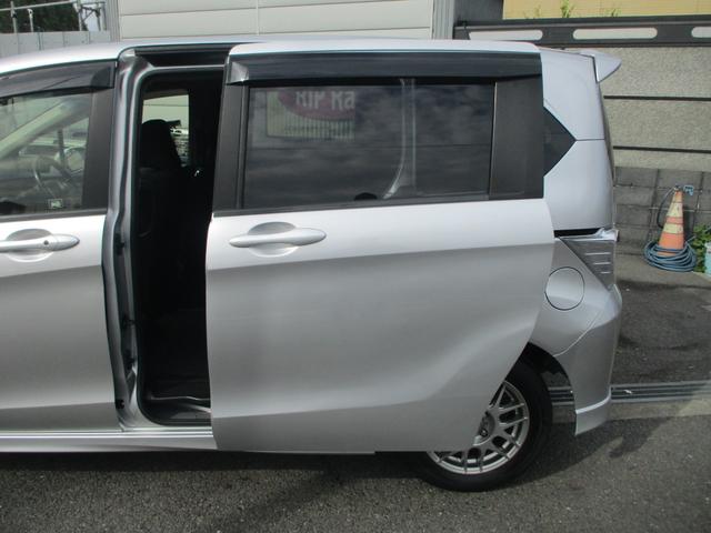 フリードハイブリッド ジャストセレクション オートクルーズコントロール スマートキー 電動スライドドア ディスプレイオーディオ ETC ECON機能 横滑り防止安全装備 ウォークスルー 3列シート7人乗り(10枚目)