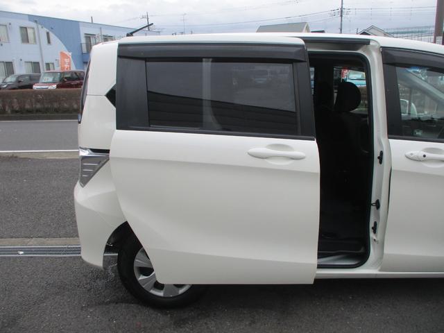 フリード G ジャストセレクション 中期モデル 両側電動スライドドア スマートキー オートクルーズコントロール ナビ ブルートゥースオーディオ TV ETC HIDライト ウォークスルー 3列シート6人乗り(7枚目)