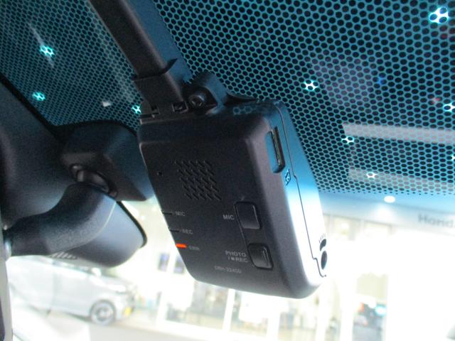 フィットハイブリッド Lホンダセンシング 禁煙車 ナビ バックカメラ ETC 前後ドラレコ ホンダセンシング ハイブリット スマートキー 軽減ブレーキ Rカメ LED サイドSRS 横滑り防止 ドライブレコーダー 記録簿 パワーステアリング(5枚目)