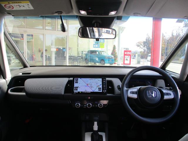 フィット ｅ：ＨＥＶクロスター　ワンオーナー　ナビ　バックカメラ　ＥＴＣ　前後ドライブレコーダー　禁煙車　９インチナビ　ツートンカラー　ルーフレールホンダセンシング　Ｂｌｕｅｔｏｏｔｈオーディオ　衝突回避システム　１オーナー　地デジ（5枚目）