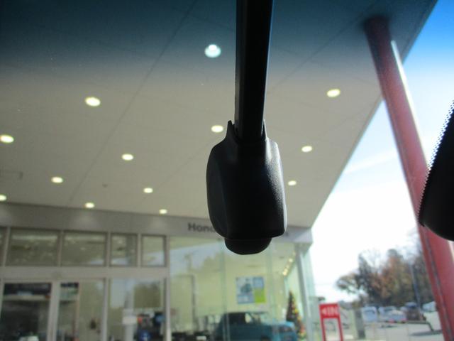 フィット ｅ：ＨＥＶクロスター　ワンオーナー　ナビ　バックカメラ　ＥＴＣ　前後ドライブレコーダー　禁煙車　９インチナビ　ツートンカラー　ルーフレールホンダセンシング　Ｂｌｕｅｔｏｏｔｈオーディオ　衝突回避システム　１オーナー　地デジ（10枚目）